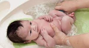 Get your baby to bathe less safely